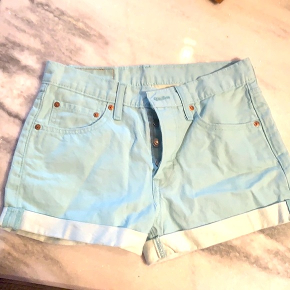 Women’s Levi shorts - Picture 2 of 4